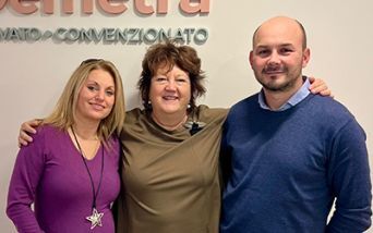 Cindy Barrot (a sinistra) insieme al marito e alla dottoressa Livi
